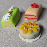 skaerekager-prinsessekage-groen-svenskkage-rund-lagkage-fint-pyntet-miniature-dukkehus-gammelt-legetoej